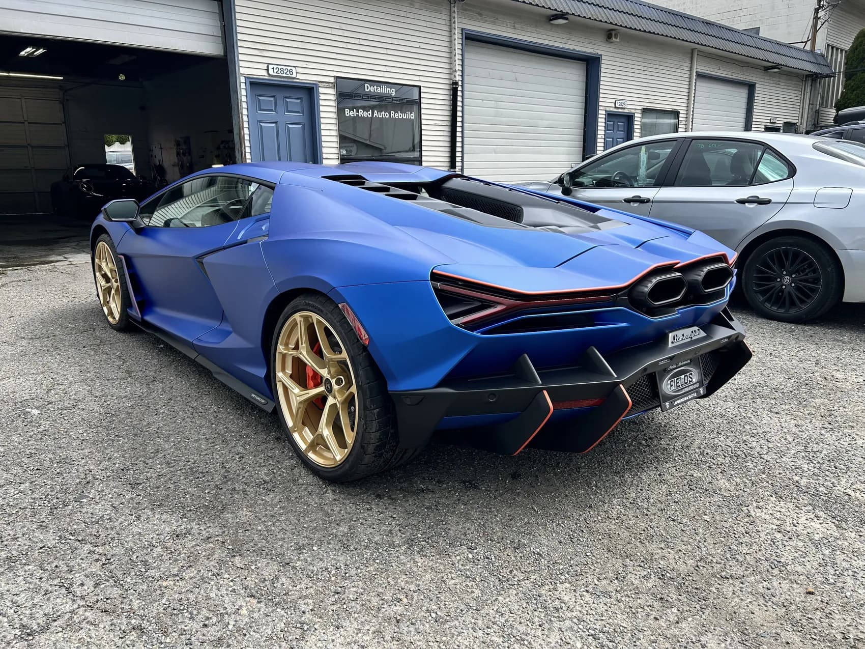 Rear three-quarter of the satin-blue Revuelto.